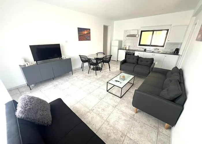 Easybook Cy 205 * Larnaca